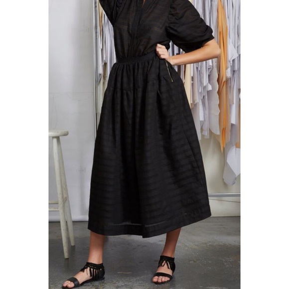 Elegant Black Midi Skirt - Picture 1 of 6